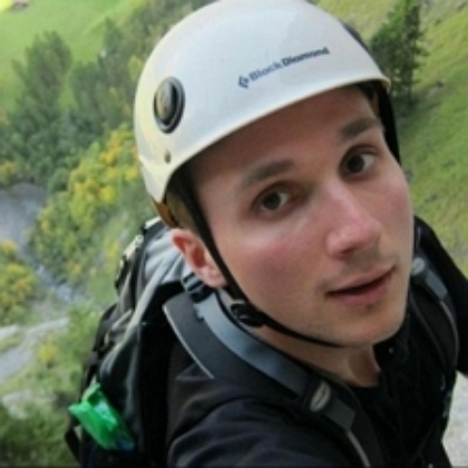 Jérémie gravit une via ferrata